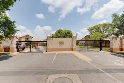 Townhouse For Rent in Die Hoewes, Centurion